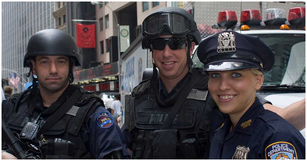 এনওয়াইপিডির ইমার্জেন্সি সার্ভিস ইউনিটের তিন কর্মকর্তা। ছবি: উইকিমিডিয়া কমন্স